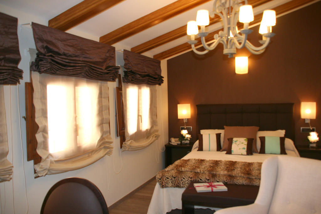 Hotel Castillo De Alquezar Alquézar Quarto foto
